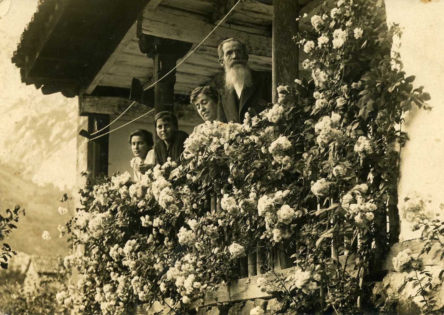 Efesio y Nicolasa, padres de Catalina en su casa de Lebeña