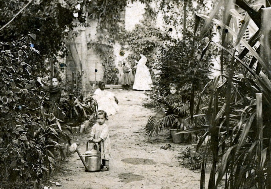 Doña Nicolasa, sus hijos y la negra Caridad en el patio trasero de su casa de Cienfuegos