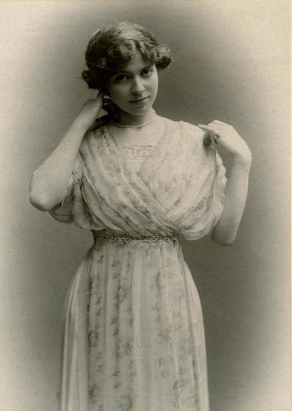 Catalina Bárcena de jóven